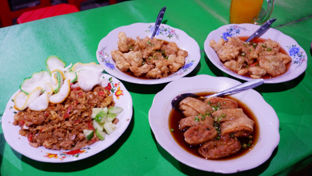 Varian menu unggulan dari Warung Gaul Ayam Malaya seperti ayam malaya, ayam gohyong dan nasi goreng.